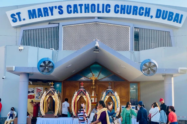 La escena a las afueras de la iglesia católica de Santa María en Dubái. Crédito: Solène Tadié.