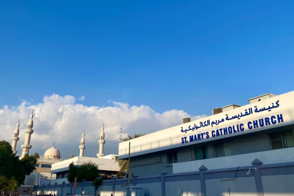 Iglesia católica de Santa María con una mezquita cercana como telón de fondo. Crédito: Solène Tadié.