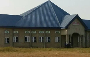 Iglesia Santa Mu00f3nica. Cru00e9dito: St. Monicah Catholic Church, Ikulu Pari Parish 