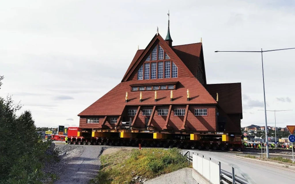 La Iglesia de Kiruna en movimiento en el norte de Suecia, martes 19 de agosto de 2025.?w=200&h=150