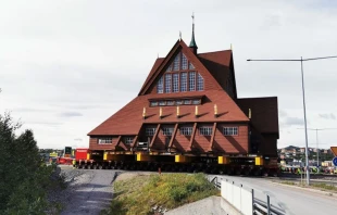 La Iglesia de Kiruna en movimiento en el norte de Suecia, martes 19 de agosto de 2025. Crédito: TorbjørnS/Wikimeda (CC BY 4.0)