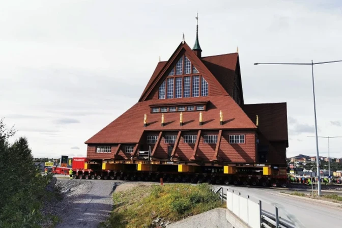 La Iglesia de Kiruna en movimiento en el norte de Suecia, martes 19 de agosto de 2025.