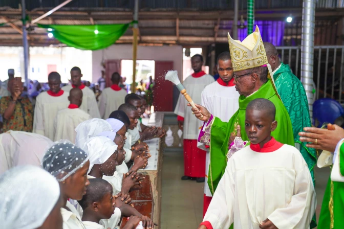 Un obispo dirigiéndose a un grupo de católicos
