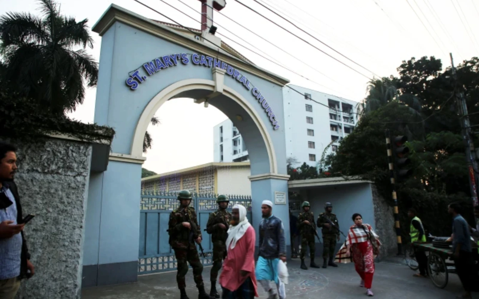 Personal del ejército monta guardia frente a la Catedral de Santa María en Daca, Bangladesh, el 23 de diciembre, antes de la Navidad de 2024.?w=200&h=150