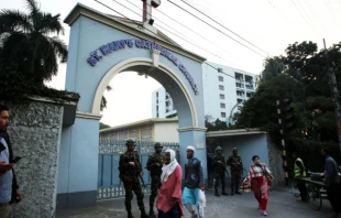 Personal del ejército monta guardia frente a la Catedral de Santa María en Daca, Bangladesh, el 23 de diciembre, antes de la Navidad de 2024. Crédito: Stephan Uttom Rozario