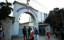 Personal del ejército monta guardia frente a la Catedral de Santa María en Daca, Bangladesh, el 23 de diciembre, antes de la Navidad de 2024.