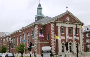 Centro Católico Newman de San Juan de la Universidad de Illinois en Urbana-Champaign. Crédito: Beyond My Ken, CC BY-SA 4.0, vía Wikimedia Commons