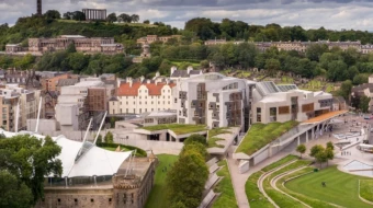 El Parlamento escocés en Edimburgo. Los obispos católicos de Escocia y los grupos provida han expresado su preocupación por los posibles efectos que un proyecto de ley sobre el suicidio asistido podría tener en las personas con discapacidad y en situación de vulnerabilidad.