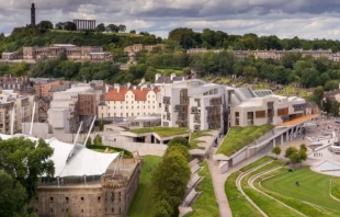 El Parlamento escocés en Edimburgo. Los obispos católicos de Escocia y los grupos provida han expresado su preocupación por los posibles efectos que un proyecto de ley sobre el suicidio asistido podría tener en las personas con discapacidad y en situación de vulnerabilidad. Crédito: Reinhold Möller (CC BY-SA 4.0) vía Wikimedia Commons