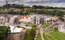 El Parlamento escocés en Edimburgo. Los obispos católicos de Escocia y los grupos provida han expresado su preocupación por los posibles efectos que un proyecto de ley sobre el suicidio asistido podría tener en las personas con discapacidad y en situación de vulnerabilidad.