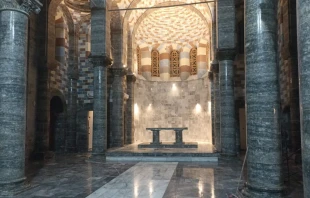 Altar recontruido de la iglesia dominica de Nuestra Señora de la Hora en Mosul, Irak. Crédito: P. Olivier Poquillon