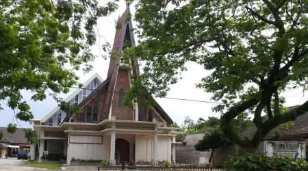 Terrorista ataca iglesia católica de Indonesia durante Misa