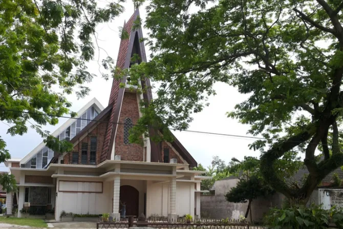 Terrorista ataca iglesia católica de Indonesia durante Misa
