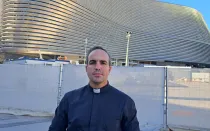 P. Ignacio Amorós, misionero español en Uruguay, ante el estadio Santiago Bernabéu en Madrid.