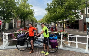 Ignacio y Simón Jurado, durante su recorrido en tándem por Europa camino del Santuario de Schoenstatt. Crédito: Cedida por los hermanos Jurado.