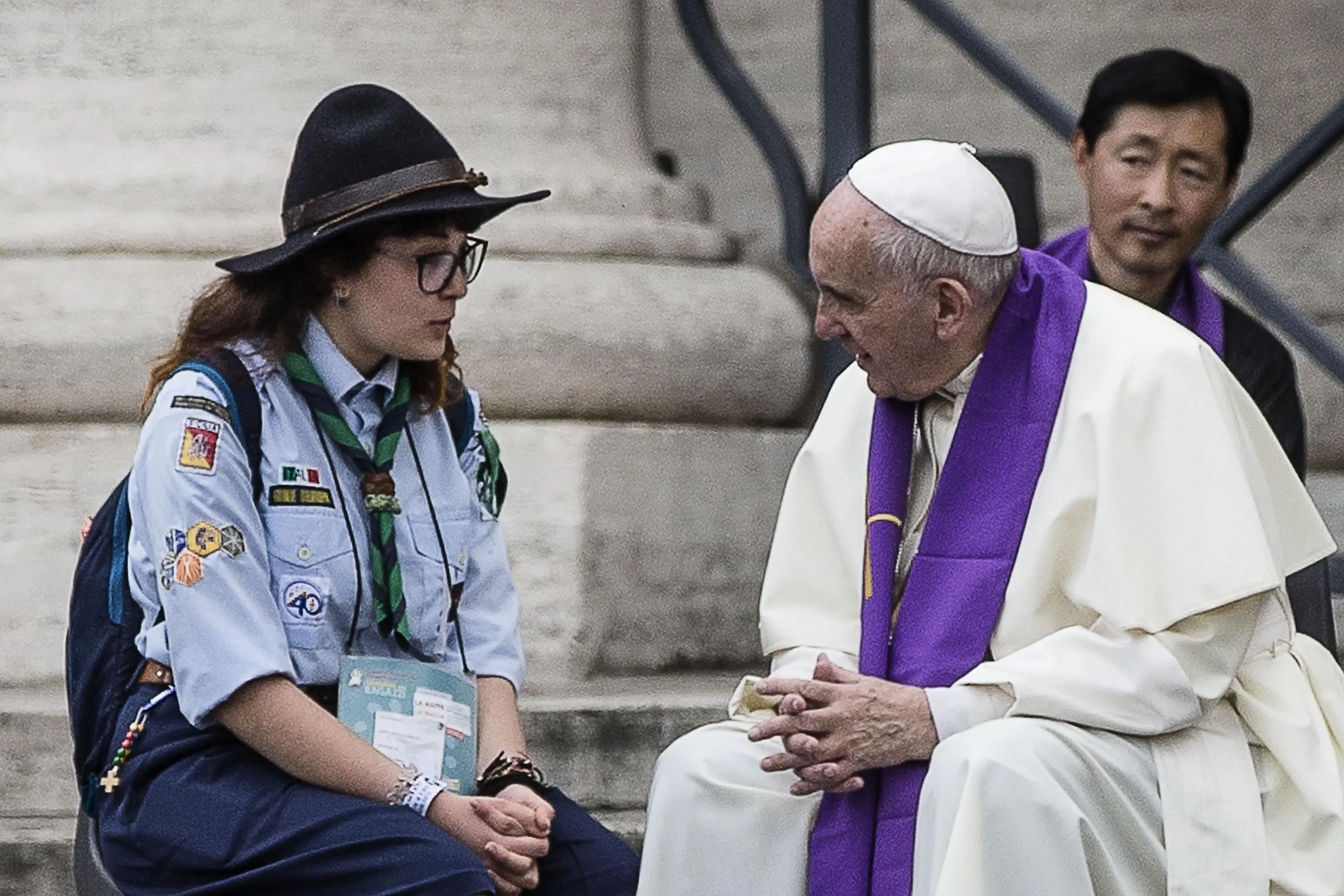 El Papa Francisco confesó a algunos jóvenes scouts durante el Jubileo de la Misericordia. Foto: Vatican Media / ACI