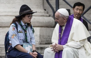 El Papa Francisco confesu00f3 a algunos ju00f3venes scouts durante el Jubileo de la Misericordia. Foto: Vatican Media / ACI 