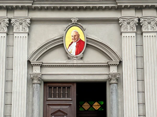 Imagen de San Juan XXIII sobre la entrada de la Catedral del Espíritu Santo, en Estambul. Crédito: Souhail Lawand / ACI MENA