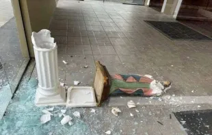 Imagen de Nuestra Señora de las Nieves destrozada en el suelo. Crédito: Facebook / Parroquia de Nuestra Señora de las Nieves.