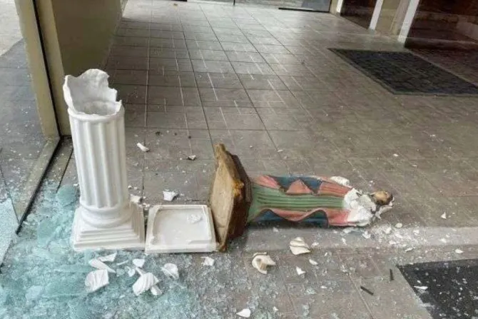 Imagen de Nuestra Señora de las Nieves destrozada en el suelo