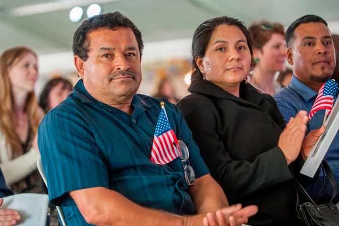 Personas con banderas de Estados Unidos.