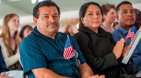 Personas con banderas de Estados Unidos.