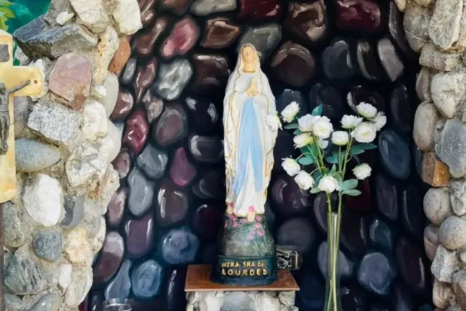 Imagen de la Virgen de Lourdes en su gruta