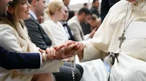 Imagen referencial del Papa Francisco saludando a fieles. Crédito: Vatican Media