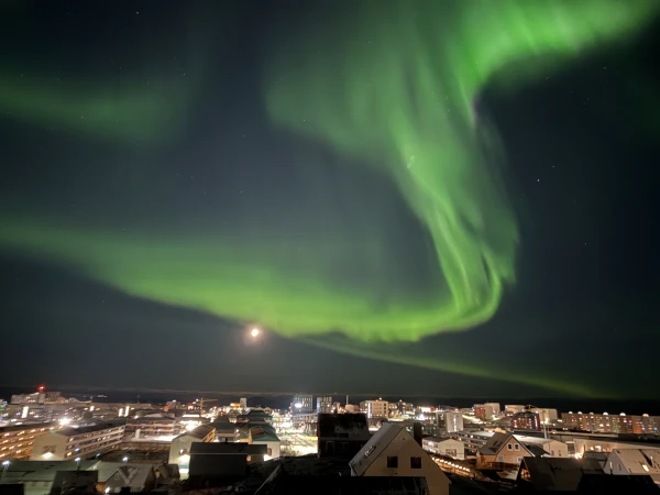 El sacerdote esloveno llevó en Groelandia desde 2023. Una de sus pasiones es la observación de las auroras boreales. Crédito: Cortesía P. Majcen