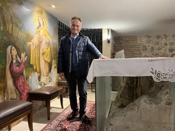 Fernando Prieto junto al altar de yeso construido en el lugar exacto donde la Virgen María clavó la cruz. Crédito: Almudena M-B/ACI Prensa