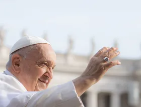 El Papa pide imitar al beato José Gregorio: Ensuciarse las manos y promover el bien
