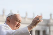 El Papa Francisco saluda a los fieles en la Plaza de San Pedro el 13 de septiembre 2023