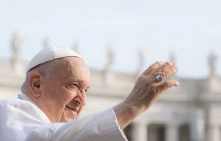 El Papa Francisco saluda a los fieles en la Plaza de San Pedro el 13 de septiembre 2023 Daniel Ibañez/ACI Prensa