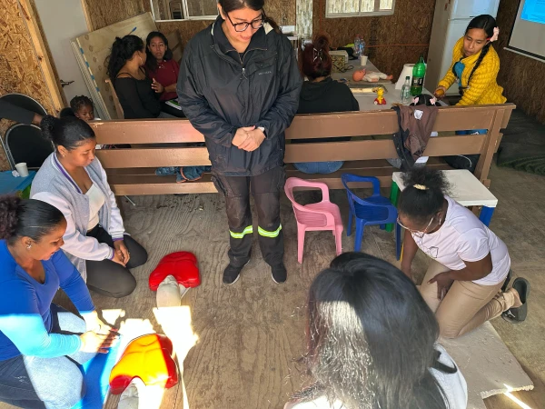 Las mujeres reciben un curso de primero auxilios. Crédito: Cortesía Familia vicenciana