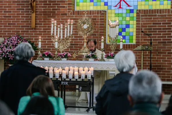 El P. Astolfo Moreno, presidente de ACN Colombia, dirige la Hora Santa ante los benefactores de la fundación pontificia. Crédito: Eduardo Berdejo (ACI)