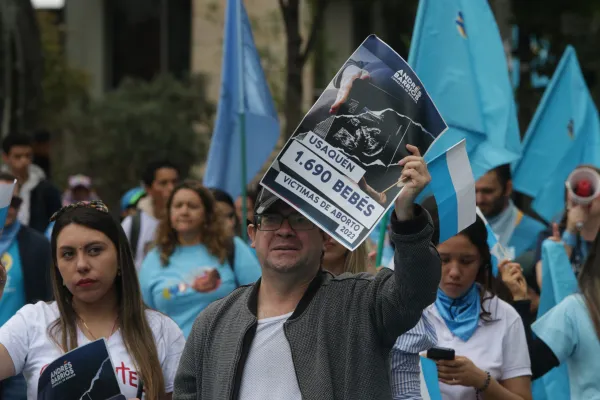 Durante la Marcha por la Vida, un hombre muestra con un cartel el número de bebés abortados en una localidad del norte de Bogotá. Crédito: Eduardo Berdejo (ACI)