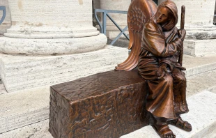 " Be Welcoming" es la nueva escultura del artista Timothy Schmalz en la Plaza de San Pedro Crédito: Victoria Isabel Cardiel/EWTN News