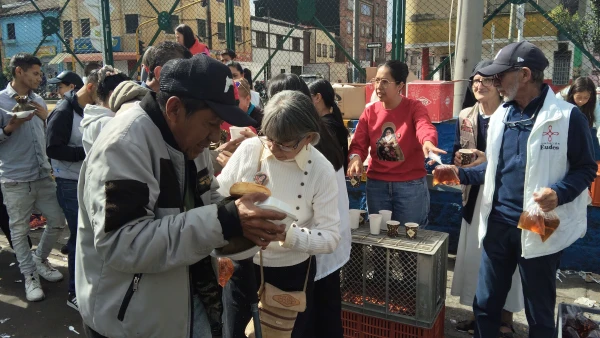 Durante la jornada del 13 de diciembre, los voluntarios repartieron alimentos a las personas vulnerables del barrio de Santa Fe, en Bogotá. Crédito: Cortesía Diana Bonilla.