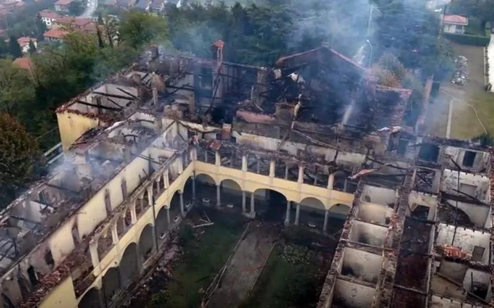 Así quedó el Monasterio de Bernaga, donde recibió la Primera Comunión San Carlo Acutis, tras el incendio.?w=200&h=150