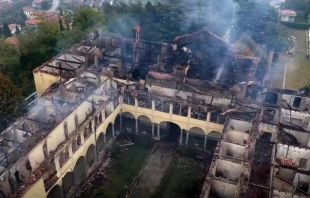 Así quedó el Monasterio de Bernaga, donde recibió la Primera Comunión San Carlo Acutis, tras el incendio. Crédito: Chiesa di Milano.