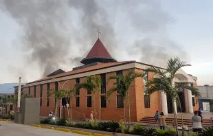 Parroquia Divino Niño Jesús en Cúcuta durante incendio, el domingo 21 de enero. Crédito: Facebook de la Parroquia Divino Niño Jesús Villa del Rosario.