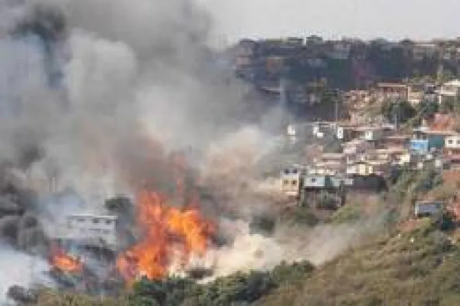 Obispo chileno pide ayuda para víctimas de incendio en Valparaíso