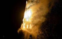 Un incendio arrasa la torre de la iglesia Vondelkerk en Ámsterdam el día de Año Nuevo, el 1 de enero de 2026.