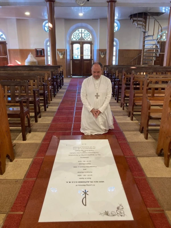 Mons. Elizalde, ante la tumba del misionero carmelita P. Alfonso de los Ángeles en Kerala (India). Crédito: Diócesis de Vitoria (España).