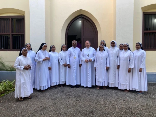 Mons. Elizalde, en el centro, visitando a una comunidad religiosa en La India. Crédito: Diócesis de Vitoria.