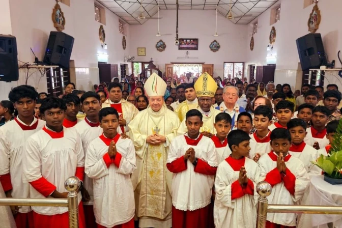 Mons. Juan Carlos Elizalde,  durante su visita a la Diócesis de Vijayapuram (Kerala, India).