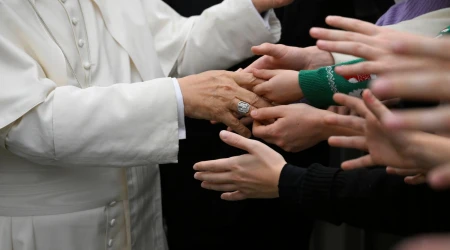 Imagen referencial del Papa León XIV saludando a los fieles en el Aula Pablo VI