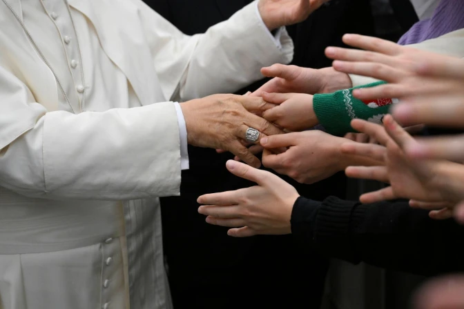 Imagen referencial del Papa León XIV saludando a los fieles en el Aula Pablo VI