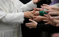 Imagen referencial del Papa León XIV saludando a los fieles en el Aula Pablo VI