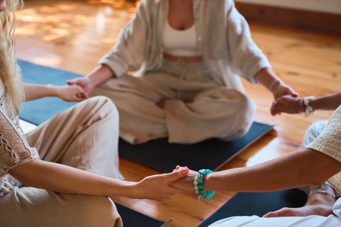 mujeres tomadas de la mano.